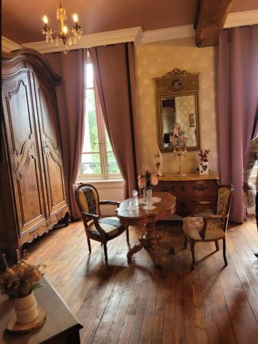 Chateau St Sulpice Chambre Pampilles Hotel in Jura