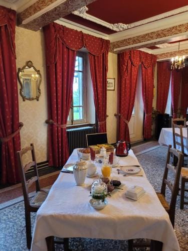 Chateau St Sulpice Chambre Pampilles Hotel in Jura