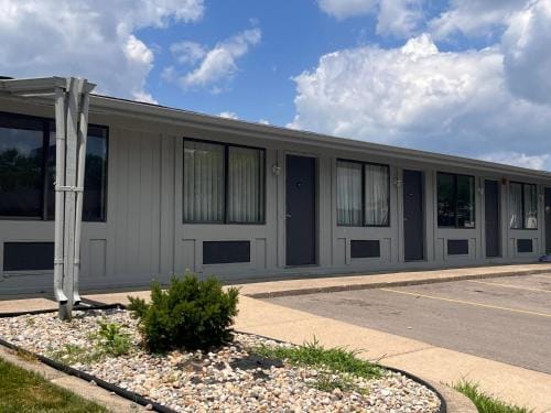 Stay-Well Inn - Monroe Hotel in Jerusalem Township