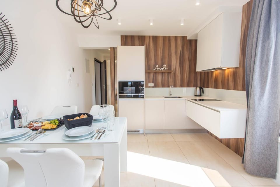 Villa 21 B Hotel in Okrug Gornji