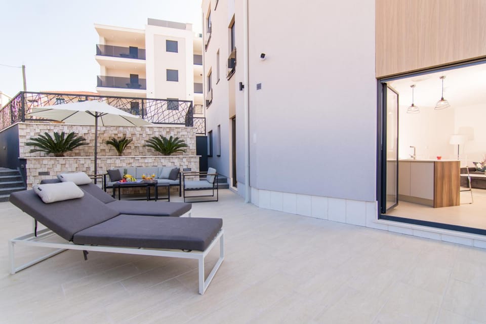 Villa 21 B Hotel in Okrug Gornji