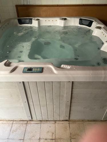 Suite royale avec en options jacuzzi, diner aux chandelles et petit dejeuner Hotel in Provence-Alpes-Côte d'Azur