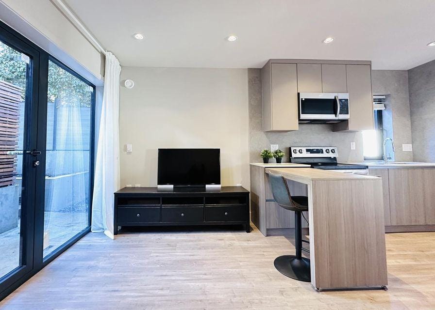 3077 Exclusive Two-Story Home Hotel in Vancouver