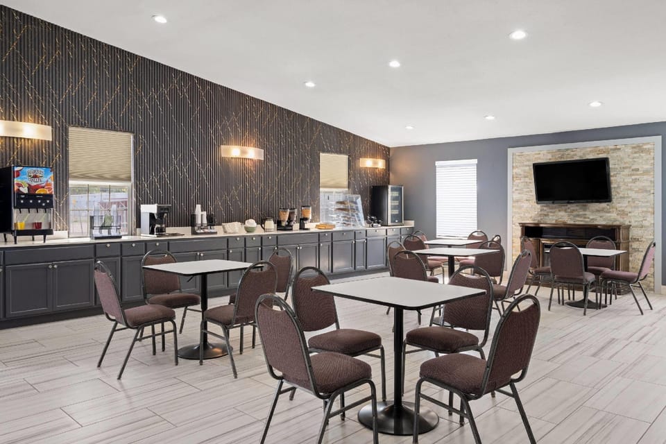 Super 8 by Wyndham Fort Wayne Hotel in Fort Wayne