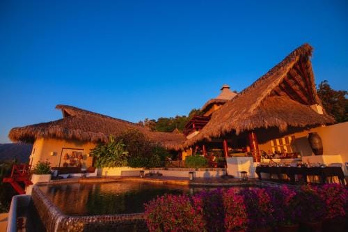 Tentaciones Hotel & Lounge Pool - Adults Only Hotel in Zihuatanejo