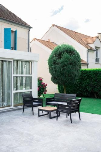 Bussy Luxury Villa Disneyland Paris Hotel in Bussy-Saint-Georges