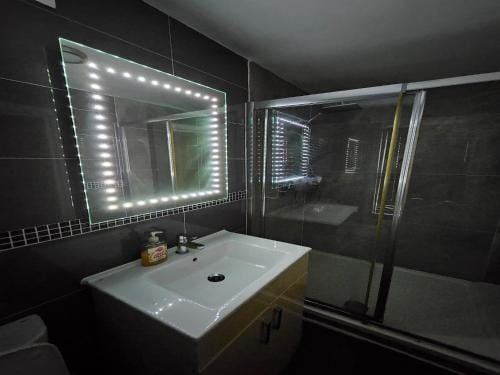 Standard Single Room - Shared Hotel in Windsor