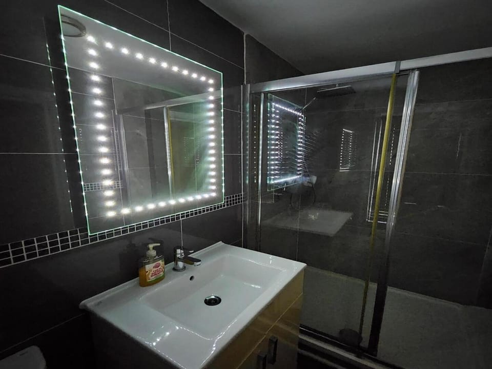 Standard Single Room - Shared Hotel in Windsor