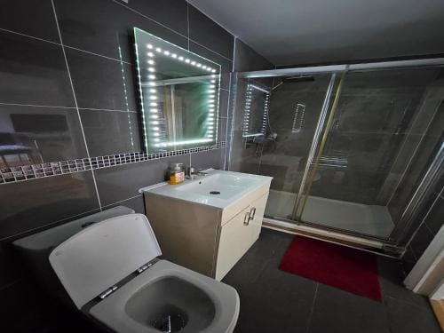 Standard Single Room - Shared Hotel in Windsor