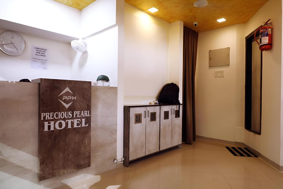 Stay Retreats At Precious Pearl - Near International Airport Mumbai Hotel in Mumbai