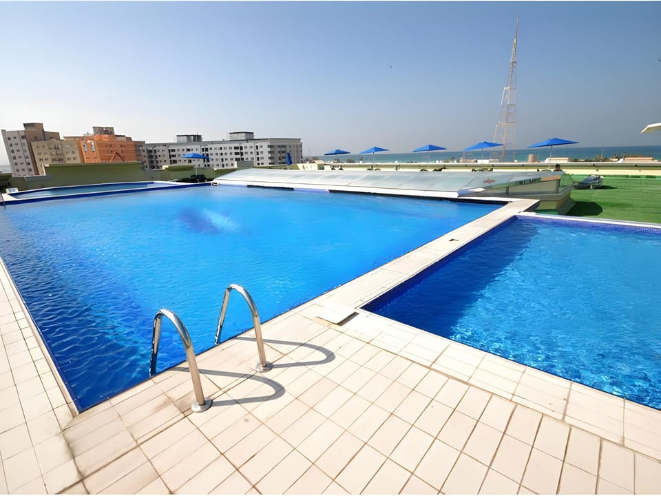 Swimming pool [outdoor]