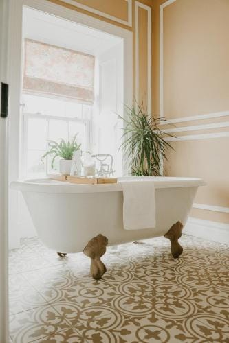 Abbeyview House B&B and Glamping Hotel in Longford