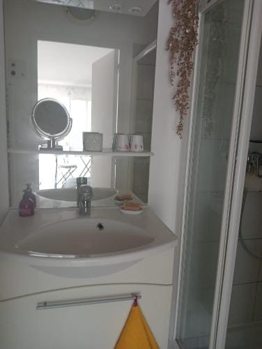 Chambre Independante sur terrain avec piscine Hotel in Saint-Maximin-la-Sainte-Baume