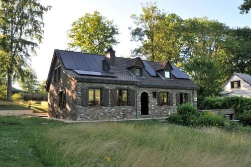 Chambres d'hote dans une Villa 4 facades - quartier vert et boise - 5 kms de Namur Hotel in Wallonia, Belgium