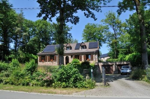 Chambres d'hote dans une Villa 4 facades - quartier vert et boise - 5 kms de Namur Hotel in Wallonia, Belgium