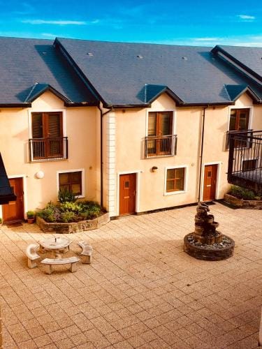 Treasure Box Retreat Hotel in Clifden