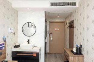Zsmart Smart Hotel (Hangzhou Qingchun Square Shaoyifu Hospital Branch) Hotel in Hangzhou