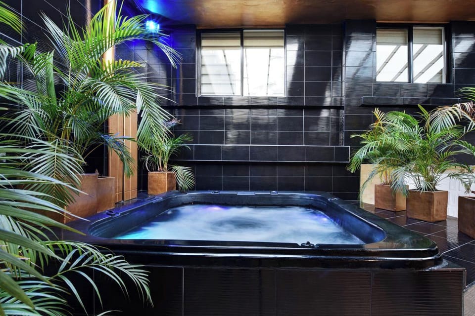 Park Lleras 11br Pool Jacuzzi Hotel in Medellin