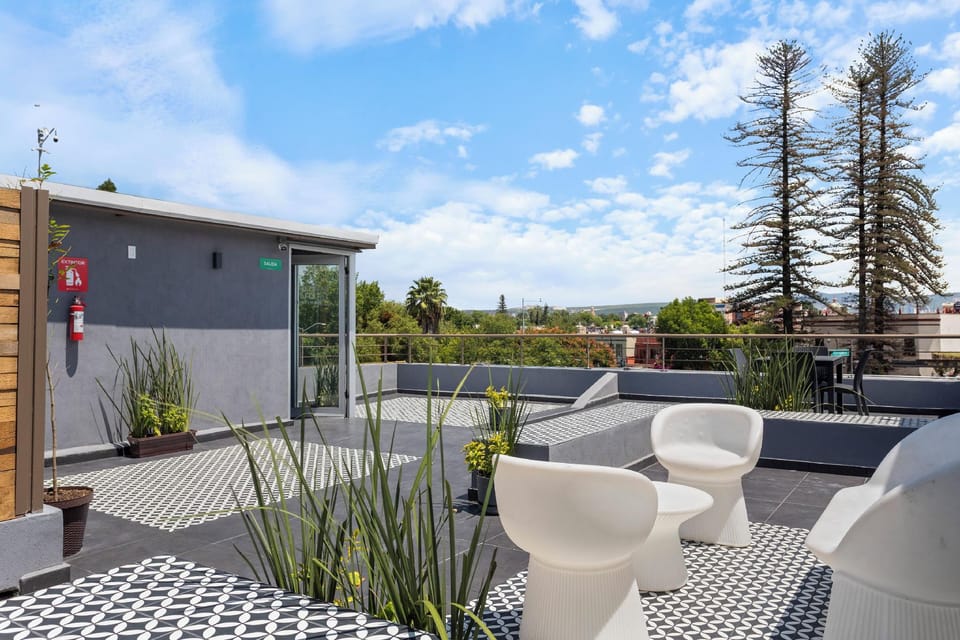 Universidad by Homirent Hotel in Santiago de Queretaro