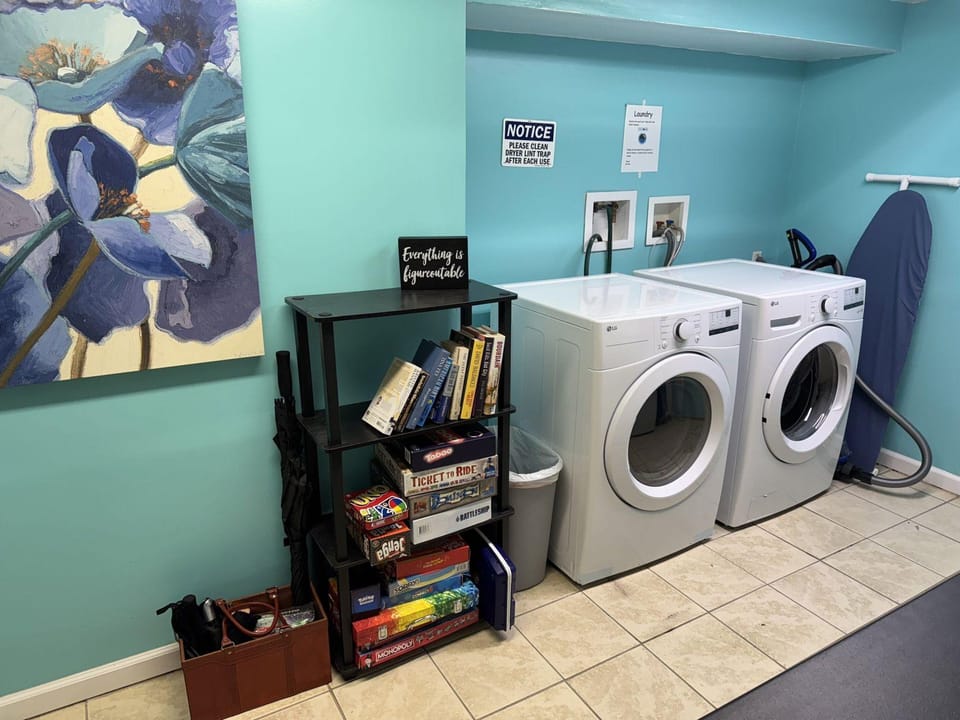 Stylish Sanctuary Near Emu: Ideal For Med Students 2 Bedroom Apts Hotel in Ypsilanti