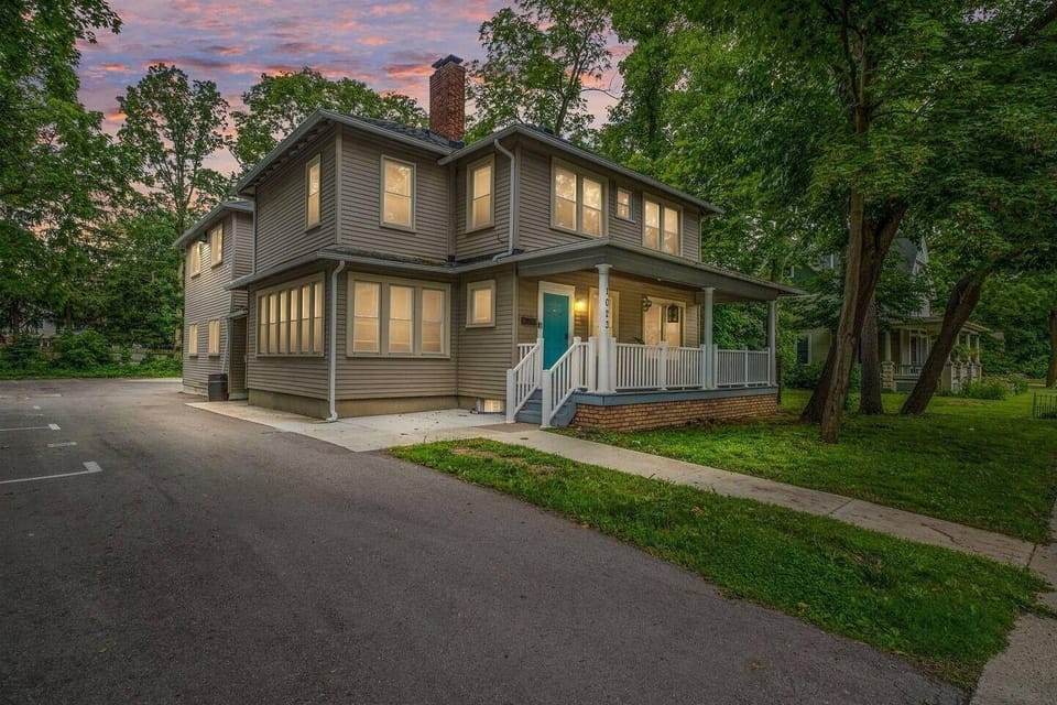 Stylish Sanctuary Near Emu: Ideal For Med Students 2 Bedroom Apts Hotel in Ypsilanti