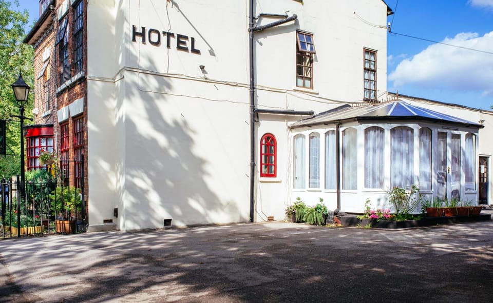 Pymgate Lodge Airport Hotel Hotel in England