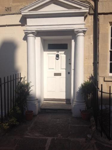 City Centre - Rivers Street, quiet 2 bed ground floor Georgian garden Apartment Hotel in Bath