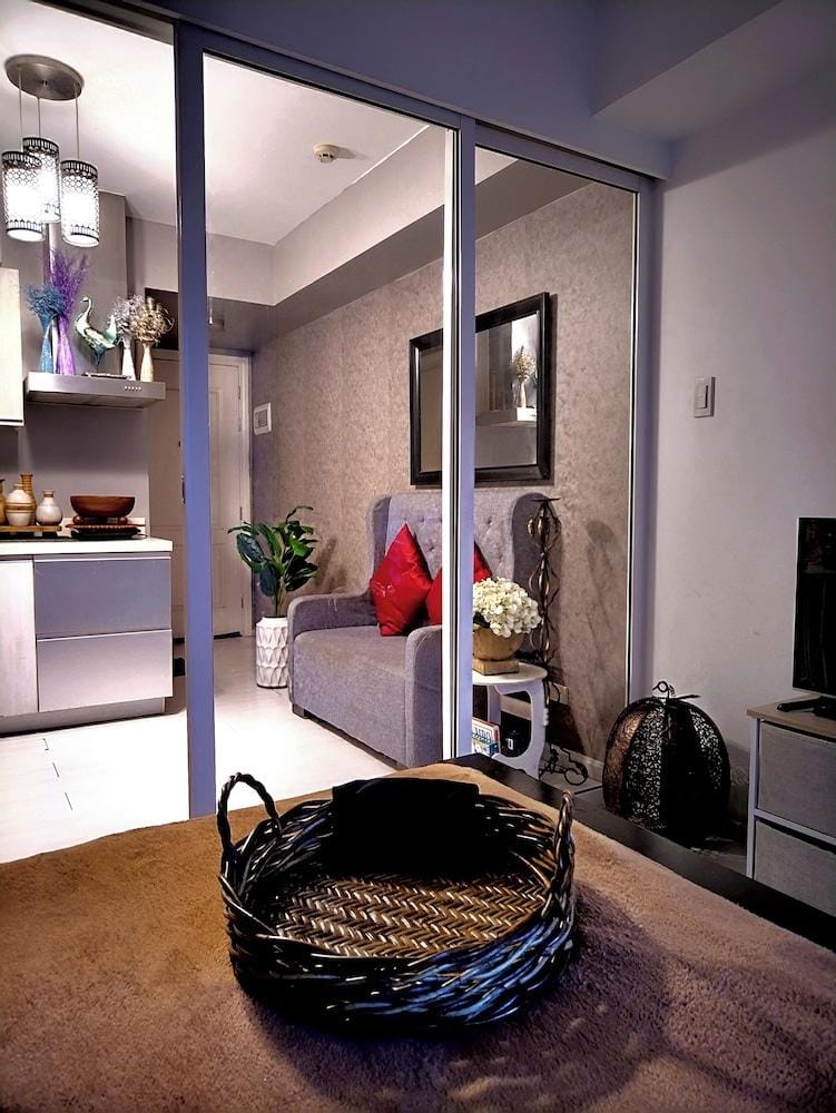 Santorini Suites Hotel in Paranaque