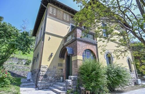 Villa Giovanna, Beautiful Rooms - by Host4U Hotel in Province of Brescia