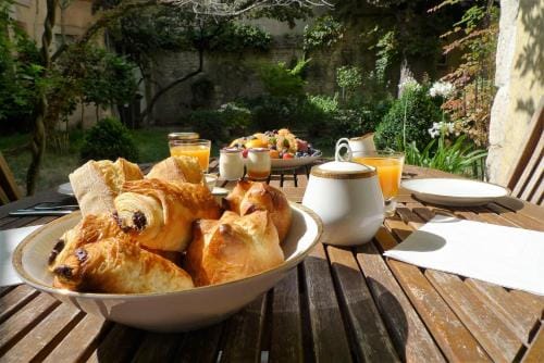 Les chambres de l'Abbaye Hotel in Caen