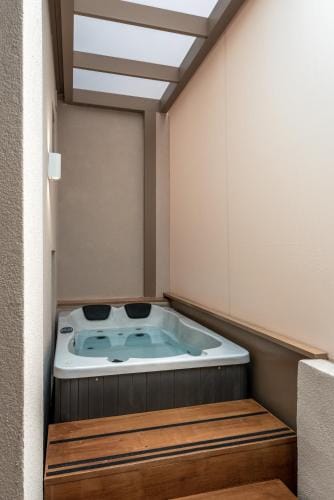 Devina Residence 2025 , Luxury City Jacuzzi Apartment Hotel in Chania