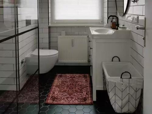 im Voraus bezahlen - neu renovierte 2 Zimmer Balkon und Parkplatz Hotel in Lindau