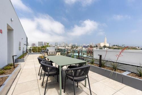 Westwood Penthouse 3 Bedroom 2 Bath w Gym, Balcony, Parking Hotel in Westwood
