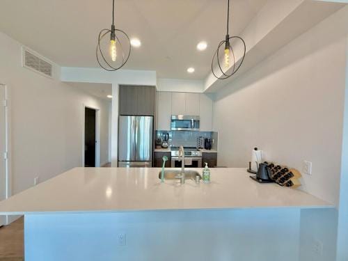 Westwood Penthouse 3 Bedroom 2 Bath w Gym, Balcony, Parking Hotel in Westwood