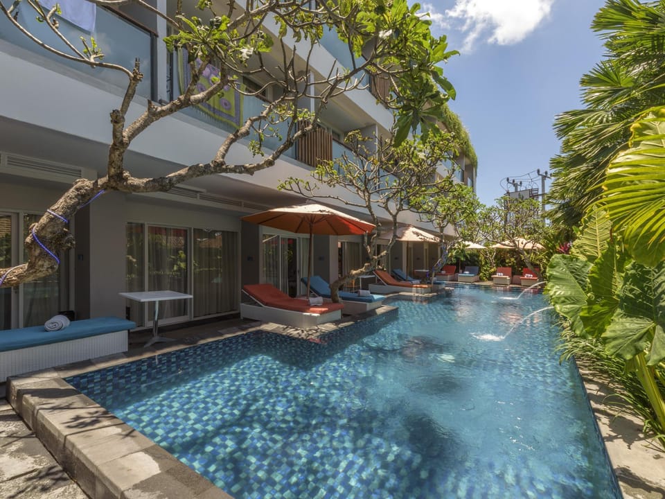 Swimming pool [outdoor]