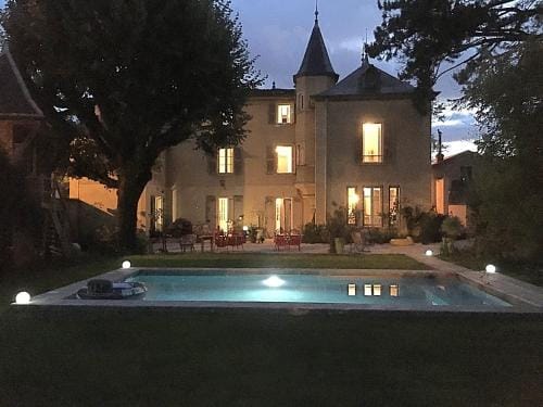Aux Tourelles 1888 - Tres Proche Lyon #Clim #Piscine #Netflix #Parking Payant Securise Hotel in Tassin-la-Demi-Lune