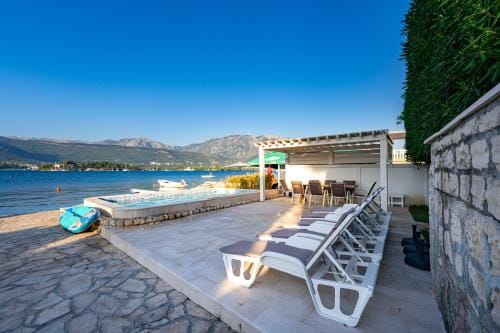 Vila PETICA Hotel in Kotor Municipality