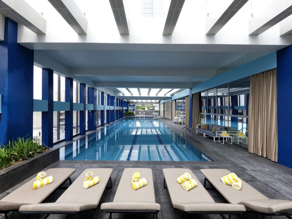 Swimming pool [outdoor]