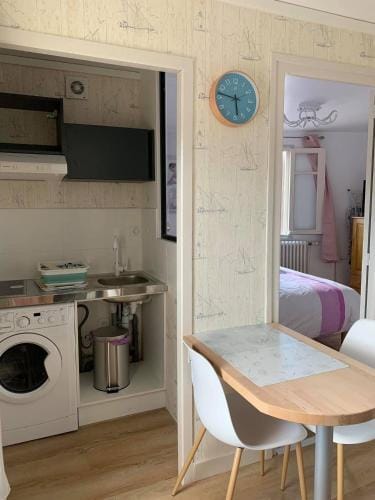 Bristol Manor N20 terrasse cuisine et chambre Hotel in Auvergne-Rhône-Alpes
