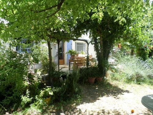 Chambre d'Hote - Mas Le Barret Hotel in Arles