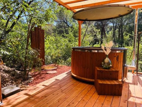 Kalyva - Nature et Jacuzzi Lodge in Provence-Alpes-Côte d'Azur