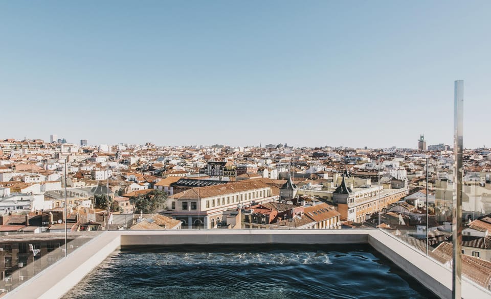 Swimming pool [outdoor]