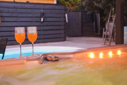 La yourte de Nimes, sauna, spa , jacuzzi piscine et aire de jeux privatif Hotel in Nimes