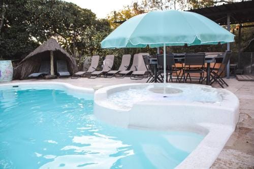 La yourte de Nimes, sauna, spa , jacuzzi piscine et aire de jeux privatif Hotel in Nimes