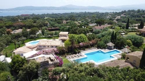 Les Arbousiers - Luxury Villa with 25m Pool & Sea-View Rooftop Hotel in Grimaud