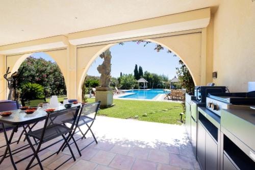 Les Arbousiers - Luxury Villa with 25m Pool & Sea-View Rooftop Hotel in Grimaud