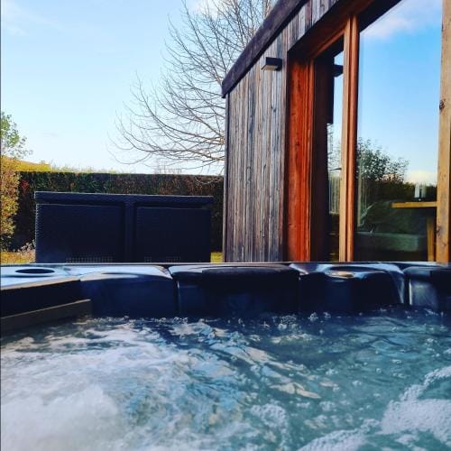 LE COTTAGE BARBIZONNAIS avec jacuzzi prive a partir de 10 ans Hotel in Barbizon