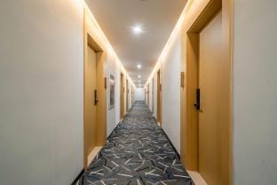 Four Seasons Holiday Hotel (Nanjing Zhushan Road Metro Station) Hotel in Nanjing