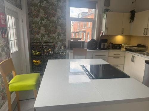 Woodville Lodge Leeds - A Cosy Guest House with Self Service Residents Kitchen Hotel in Leeds