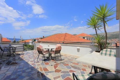 Apartments and rooms with parking space Trogir - 4814 Hotel in Trogir